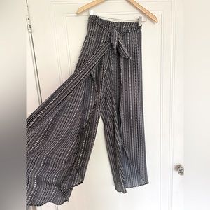 Beachy, tied, split leg patterned pants, size large.